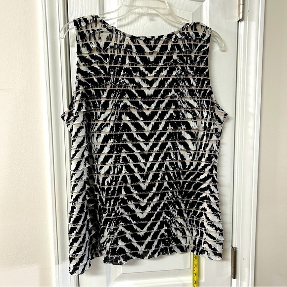 Chico’s Pleated Chevron Zebra Tank Top – Size Large (Chico’s Size 2) - Picture 4 of 4